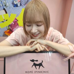 Hikari Codama Instagram - .
.
2024.4.6@新宿住友ビル三角広場

#ロペピンクニック
たのしかった〜！！💗

衣装のTシャツもマネージャーさんが
可愛くリメイクしてくれました！

かわわなチュロスも‥
素敵空間で歌えて幸せでした！

そして、改めて、そうちゃんコラボも
ありがとうございました🙇‍♀️🙇‍♀️
いつかまたご一緒したいなあ、、がんばる！

#pink #ootd #ロペピクニック #ropepicnic #instagood #fyp