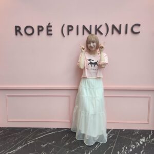 Hikari Codama Instagram - .
.
2024.4.6@新宿住友ビル三角広場

#ロペピンクニック
たのしかった〜！！💗

衣装のTシャツもマネージャーさんが
可愛くリメイクしてくれました！

かわわなチュロスも‥
素敵空間で歌えて幸せでした！

そして、改めて、そうちゃんコラボも
ありがとうございました🙇‍♀️🙇‍♀️
いつかまたご一緒したいなあ、、がんばる！

#pink #ootd #ロペピクニック #ropepicnic #instagood #fyp