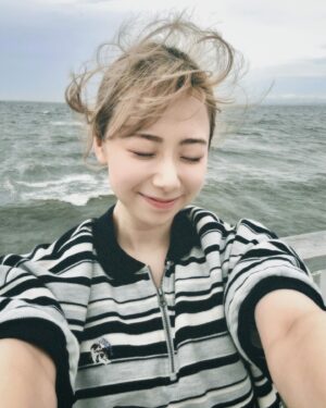 Hikari Codama Instagram - あっという間に
「2024下半期いらっしゃい」
というタイミングです！

写真は荒れ狂う波風に襲われるこだまです📸

ひとつずつ、着実に、丁寧に
素敵な作品、ライブをお届けできるように
下半期もがんばります！

まずはもうすぐ先行配信！MV公開！
お楽しみに🫶🫶🫶

#2024
#半年早すぎ
#映えるとかの海じゃない
