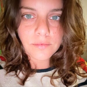 Hili Yalon Instagram - מוכנות? 
בלי שינה•חייכתי חיוך אמיתי היום לבמאי עם הפרח•אני רק רוצה להיות שפויה אמרה הילדה• מתי זה יגמר שאלה שאלה כבר נגמר עניתי תשובה•אני אוהבת אותך אמרתי לה •••ולו•לבד•תקווה•ספרד נעימה כשהחורף בשיאו לדעתי•יותר מידי אוכל•יותר מידי מחשבות•סילחו לי אבל נאלצת לומר את כל מחשבותי וכמה שיותר מריגשותי על מנת להימנע מכל סוג של מחלה•אולי אני אישיות גבולית? מודעת?יש דבר כזה?•ששש•אל תענו לי זו לא באמת הייתה שאלה זה היה פה ברצף וחלק מהקטע?!עולם מרתק• כמה דרמה?! אני אישה דרמטית•• חחחח• החיים שלי דרמטיים עניתי•כמה מתיקות בשיחרור•אל תדברי ככה אל עצמך•את צריכה•את רוצה• את ואת באופן כללי• הקמח מצה לקניידלך!•אישה לבנה פריבילגית• אליטה!•זמן לטלטביז•שבת שלום🤍
