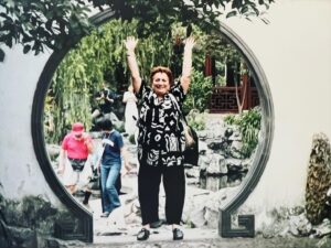 Hili Yalon Instagram - 1929-2024
סבתוש!  מנסה לייצר חיים בתוכי ליצור לך המשכיות את האדמה שלי ולאדמה את שבה תודה על הנדיבות האהבה האין סופית  הדוגמה  לשאהבה קיימת בעולם עשייה וניצוץ בעניים ואוכל… הקשבה אמיתית הנהון בראש ראית אותי כמו שאני אומרים שצריך מישהו אחד שיאמין בך אצלי זו היית את סבתא רכה שלי מתוקה שלי טובה שלי מקווה שאמשיך אותך בכל חלקייך הטובים קדימה ואהיה כמוך בת אדם שפויה חברותית שאף רעש לא מפריע לה ובכלל סופר קול..נתינה בלתי נגמרת למשפחה שלך לזולת חלוצת העצמאיות יצירתיות  ואיזה טיולים ואיזה אוכל ואיזה זכרונות סבתא שרה האחת והיחידה תודה תודה תודה