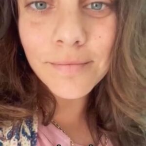 Hili Yalon Instagram - 📯וואו🧡
אחרי שנה של לידה ואמהות מתוקה אני בשלה ומתרגשת לחזור להעביר את הסדנא המפורסמת שלי - ״כלים לחיים  שעוזרים גם על הבמה״. 
שלושה ימים של חיבור והעצמה במרחב המושלם 
  בהרי ירושלים 17,18,19-8 
בית-מרחב למפגשים בשואבה-הילי ילון
 אני מזמינה אותנו להיפגש מכל הארץ לזמן של התנתקות ושכלול עצמי אל תוך העכשיו הזה.
הסדנא מיועדת לכל מי שרוצה להתנסות באומנות, בין אם בוגרי בתי ספר לאומנויות שונים ובין אם סקרנים ללא נסיון בכלל. בוא לאפשר לעצמנו ליצוק אומנות אל העולם הזה 🌾
לפרטים נוספים 0509876283