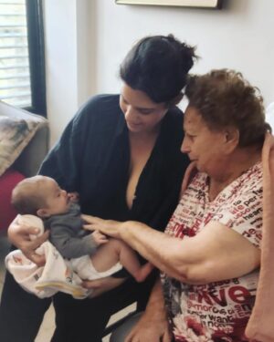 Hili Yalon Instagram - 1929-2024
סבתוש!  מנסה לייצר חיים בתוכי ליצור לך המשכיות את האדמה שלי ולאדמה את שבה תודה על הנדיבות האהבה האין סופית  הדוגמה  לשאהבה קיימת בעולם עשייה וניצוץ בעניים ואוכל… הקשבה אמיתית הנהון בראש ראית אותי כמו שאני אומרים שצריך מישהו אחד שיאמין בך אצלי זו היית את סבתא רכה שלי מתוקה שלי טובה שלי מקווה שאמשיך אותך בכל חלקייך הטובים קדימה ואהיה כמוך בת אדם שפויה חברותית שאף רעש לא מפריע לה ובכלל סופר קול..נתינה בלתי נגמרת למשפחה שלך לזולת חלוצת העצמאיות יצירתיות  ואיזה טיולים ואיזה אוכל ואיזה זכרונות סבתא שרה האחת והיחידה תודה תודה תודה
