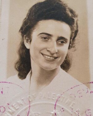 Hili Yalon Instagram - 1929-2024
סבתוש!  מנסה לייצר חיים בתוכי ליצור לך המשכיות את האדמה שלי ולאדמה את שבה תודה על הנדיבות האהבה האין סופית  הדוגמה  לשאהבה קיימת בעולם עשייה וניצוץ בעניים ואוכל… הקשבה אמיתית הנהון בראש ראית אותי כמו שאני אומרים שצריך מישהו אחד שיאמין בך אצלי זו היית את סבתא רכה שלי מתוקה שלי טובה שלי מקווה שאמשיך אותך בכל חלקייך הטובים קדימה ואהיה כמוך בת אדם שפויה חברותית שאף רעש לא מפריע לה ובכלל סופר קול..נתינה בלתי נגמרת למשפחה שלך לזולת חלוצת העצמאיות יצירתיות  ואיזה טיולים ואיזה אוכל ואיזה זכרונות סבתא שרה האחת והיחידה תודה תודה תודה