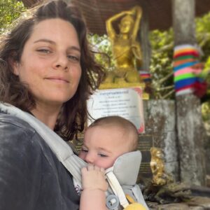 Hili Yalon Instagram - ❤️בתאילנד עם גוני המתוקה והטהורה, מטיילות במקומות קדושים. בוקר עכשיו. הבוקר שאחרי. אתמול היו יותר מ-80,000. שבוע הבא 180,000? וואו. מבולבלת. ברחתי? אני אמורה להיות שם עכשיו. למי יש כוח לזה... אני נושמת. אני עם התינוקת שלי, בונות את הקשר בשפיות, אולי מתרחקות כדי לקבל כוחות. אבל נראה שלא יעזור לאן אלך, אני חלק. השכן מהדלת ממול אומר שהכל אשליה. ״אל תשווי לשואה, אני שונא שעושים את זה" (הוא שונא שעושים את זה …) הוא אומר, ואני נחנקת בשקט. ולא רוצה להעביר את האנרגיה לגוני. מבקשת שנפסיק לדבר על זה. חושבת על הקושי שלי כאישה, כחד הורית, כעצמאית, כבת אדם שנוסעת בכביש, כמי שגדלה וראתה פיגועים ומלחמות מהילדות. חושבת על סיר הלחץ שהשארתי על אש בוערת. רק לפני שבוע וחצי השארתי את האחים שלי לבד עם ההורים המתעללים והדודים הפסיכוטיים, והוא ממשיך ואומר ״אי אפשר לשנות״. ״לא יהיה שינוי״. וממשיך: ״כל ההומואים ימשיכו להיות הומואים, לא הורגים פה אף אחד". הוא מעשן את הג'וינט שלו, ואני אומרת לו "אני מרגישה כמו פליטת מלחמה. אני יודעת מה יהיה עוד שנה! זה או לשנות או ללכת. אני הלכתי כי כבר לא היה לי אוויר, וכי עוד אין לי מסגרת לבת שלי, או משפחה גדולה. חיפשתי שקט. והנה, אתה הלכת גם. לא נעים שם". הוא בקושי מקשיב לי, ורק אומר ״את מגזימה״. אני מנסה לארגן את הרגשות והמחשבות שלי. ״אבל הכיבוש.. ו.. לא משנה אי אפשר באמת לדבר על זה.." . אני יודעת שאני הכי אינטואיטיבית, ושאני מקשיבה לאמא שאני. אני רוצה שפיות לבת שלי. אני רוצה שפיות לעצמי. כל כך עצוב לי על כל האחים האמיצים שלי שרוצים שינוי, בעוד אני מתביישת במדינה שלי כמו שהיא עכשיו. מביך אותי להגיד שאני ישראלית. ואני מפחדת לכתוב את זה כי אני יודעת את התגובות שיבואו בעוד 3…2…1… אבל נמאס לפחד! אני נסעתי כדי להיות עם הבת שלי בסביבה שלווה ושוויונית. אני אתכם, כל מי שיצא אתמול לכיכר, כל מי שמאמינים ומאמינות בשינוי, ויוצרים שינוי. אני מאמינה! וגאה בכן ובכם. תודה גם בשמי ובמיוחד בשם גוני. קצת תמונות מפה, וקצת ממי שנרטבו אתמול באומץ, אליהם אני מתגעגעת ובהן אני גאה. חיבוק.❣️
