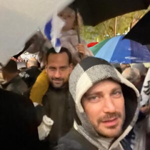 Hili Yalon Instagram - ❤️בתאילנד עם גוני המתוקה והטהורה, מטיילות במקומות קדושים. בוקר עכשיו. הבוקר שאחרי. אתמול היו יותר מ-80,000. שבוע הבא 180,000? וואו. מבולבלת. ברחתי? אני אמורה להיות שם עכשיו. למי יש כוח לזה... אני נושמת. אני עם התינוקת שלי, בונות את הקשר בשפיות, אולי מתרחקות כדי לקבל כוחות. אבל נראה שלא יעזור לאן אלך, אני חלק. השכן מהדלת ממול אומר שהכל אשליה. ״אל תשווי לשואה, אני שונא שעושים את זה" (הוא שונא שעושים את זה …) הוא אומר, ואני נחנקת בשקט. ולא רוצה להעביר את האנרגיה לגוני. מבקשת שנפסיק לדבר על זה. חושבת על הקושי שלי כאישה, כחד הורית, כעצמאית, כבת אדם שנוסעת בכביש, כמי שגדלה וראתה פיגועים ומלחמות מהילדות. חושבת על סיר הלחץ שהשארתי על אש בוערת. רק לפני שבוע וחצי השארתי את האחים שלי לבד עם ההורים המתעללים והדודים הפסיכוטיים, והוא ממשיך ואומר ״אי אפשר לשנות״. ״לא יהיה שינוי״. וממשיך: ״כל ההומואים ימשיכו להיות הומואים, לא הורגים פה אף אחד". הוא מעשן את הג'וינט שלו, ואני אומרת לו "אני מרגישה כמו פליטת מלחמה. אני יודעת מה יהיה עוד שנה! זה או לשנות או ללכת. אני הלכתי כי כבר לא היה לי אוויר, וכי עוד אין לי מסגרת לבת שלי, או משפחה גדולה. חיפשתי שקט. והנה, אתה הלכת גם. לא נעים שם". הוא בקושי מקשיב לי, ורק אומר ״את מגזימה״. אני מנסה לארגן את הרגשות והמחשבות שלי. ״אבל הכיבוש.. ו.. לא משנה אי אפשר באמת לדבר על זה.." . אני יודעת שאני הכי אינטואיטיבית, ושאני מקשיבה לאמא שאני. אני רוצה שפיות לבת שלי. אני רוצה שפיות לעצמי. כל כך עצוב לי על כל האחים האמיצים שלי שרוצים שינוי, בעוד אני מתביישת במדינה שלי כמו שהיא עכשיו. מביך אותי להגיד שאני ישראלית. ואני מפחדת לכתוב את זה כי אני יודעת את התגובות שיבואו בעוד 3…2…1… אבל נמאס לפחד! אני נסעתי כדי להיות עם הבת שלי בסביבה שלווה ושוויונית. אני אתכם, כל מי שיצא אתמול לכיכר, כל מי שמאמינים ומאמינות בשינוי, ויוצרים שינוי. אני מאמינה! וגאה בכן ובכם. תודה גם בשמי ובמיוחד בשם גוני. קצת תמונות מפה, וקצת ממי שנרטבו אתמול באומץ, אליהם אני מתגעגעת ובהן אני גאה. חיבוק.❣️