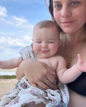 Hili Yalon Instagram - יוצרת לנו עולם ❤️
אני נתקלת לפעמים באנשים מבוישים ששואלים אותי איך? או איפה האבא?הכי לא מתביישת לספר!
מבנק הזרע! 
תודה לאל! 
מבחירה מרצון להיות משפחה חד הורית,כרגע.
יש לי את הזכות לבלות עם הבת שלי, אנחנו מסתובבות בעולם בדיוק כפי שחלמתי, בגיל שמאפשר להיות בלי מסגרות של גן או בית ספר, פשוט לטייל.
אני לא יודעת מתי עוד תהיה לנו הזדמנות כזו, וכמובן בשביל לעשות את זה אני מסבלטת את הבית שלי) 
וככה  יכולה להרשות לעצמי את החוויה החד פעמית הזו כן!!!!
אני אמיצה! וכן חרדתית! וכן אני גאה בעצמי! וכן קשה לשחרר אבל זה אפשרי!
אני שולחת לכל מי שרואה את זה, לעצור את החיים לשחרר כל מה שאפשר ולהמשיך מחדש, להיות איפה שנעים ולגרום לדברים טובים לקרות 🥥❣️🏝️🛖
