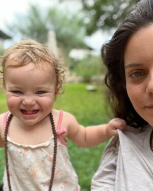 Hili Yalon Instagram - אני מרגישה בכלא לפעמים,למה לפעמים? כי זה כמו גלים יש לי כל כך הרבה דברים להגיד עליהם תודה: יש לי בית ,ילדה טפו טפו אבל הציפוצופים מהצומת,ריח המקדונלד, הבדידות שתוקפת לפעמים, החורף המתקרב, הקייץ המתיש.. אבל יש לי אבא שאוהב אותי ,יש לי חברים ,יש לי וכו.. וככה זה לופ האם זה הכל? ולחפש מקום עם יותר רווחה? לתל אביב כבר לא אחזור, גם הערבה וגם הצפון נהיו צפופים אין שעה בלי פקקים והחוץ סוגר עלי, וכשאני נושמת יש בי מעיין של ידע להעביר סדנאות,שיחות והאש הטהורה הפנימית. אלו חיים.. קשה לי לחשוב על יצירת יחסים זוגיים או חברייים בימים אלו כי הרי כולם נגועים עכשיו בלחץ הכלכלי זמנים לחוצים וחדשות החוץ ,כולם מרוכזים בעצמם בלית ברירה ואני מתגעגעת לרגעים הקטנים להתבונן בחילזון המגיח להתלהב מריח היסמין בפקק האחרון ראיתי ציפורים ופצחתי בבכי אני מצטערת  שהאדמה פה נגזלת ונעלמת לחיות ולטבע ולתוך בטון הארץ הקטנה שלנו ביער טרקטורונים ואופנועים,הכל הומה, אולי זה החגים.. שיעברו כבר! למישהו יש זמן להנות מהם בכלל? ואני? אני אולי לא תכננתי נכון.. אני מרגישה בכלא לפעמים  ואני בשלב בוגר של הכלה, של סבלנות, שלב שאומר שהחיים הם גם וגם ושזה גל שיעבור המטפלת שלי אומרת שפעם מזמן הייתי שוברת את הכלים.. אוף! גם עכשיו בא לי..אני מפחדת זה טבעי שאני מפחדת נכון? כן! זה טבעי. בעצם כל מה שנשאר זה לנשום, ולהגיד תודה לחכות שהגל יחלוף וגם כמו בסיפור פנדורה כשהשדים צצים להישאר עם אמונה כי היא הכי חמודה..🤍