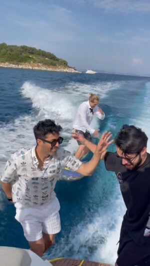 Hilmi Cem İntepe Instagram - Roman Board Team🏄‍♂️

@suleymanatli1 

 @wakesurfbodrum1 
 @serhatoner94