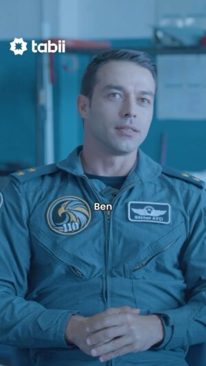 Hilmi Cem İntepe Instagram - Anlatılmaz, yaşanır. 💯

#Hür 1 Aralık Cuma günü tüm bölümleriyle sadece #tabii’de! 💚