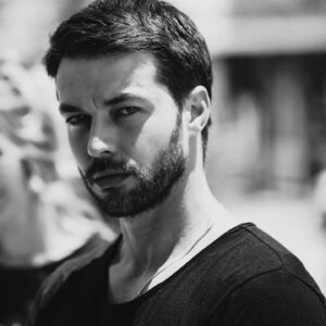 Hilmi Cem İntepe Instagram - Bi taraf siyah olur, bi taraf beyaz..