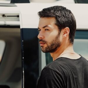 Hilmi Cem İntepe Instagram - Bi taraf siyah olur, bi taraf beyaz..