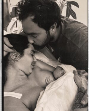 Hilona Gos Instagram - Le 28 mars 2024 à 21h20 Jean Joseph est née 💙 avec quasiment 1 mois d’avance et déjà 3.035kg , il est en pleine forme et il est trop beauuu notre poulpidou, ( en tout ça on espère ne pas ce voiler la face😂) cette nouvelle vie à 3 va être un rêve! Trop heureuse de la partager avec vous (oui oui j’ai des proches incroyables qui m’attendaient à la sortie de l’accouchement avec du jambon cru et du fromage 😂)
