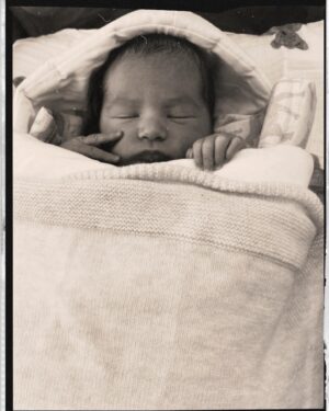 Hilona Gos Instagram - Le 28 mars 2024 à 21h20 Jean Joseph est née 💙 avec quasiment 1 mois d’avance et déjà 3.035kg , il est en pleine forme et il est trop beauuu notre poulpidou, ( en tout ça on espère ne pas ce voiler la face😂) cette nouvelle vie à 3 va être un rêve! Trop heureuse de la partager avec vous (oui oui j’ai des proches incroyables qui m’attendaient à la sortie de l’accouchement avec du jambon cru et du fromage 😂)
