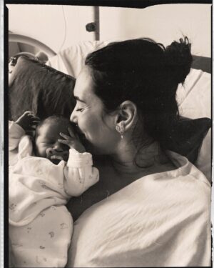 Hilona Gos Instagram - Le 28 mars 2024 à 21h20 Jean Joseph est née 💙 avec quasiment 1 mois d’avance et déjà 3.035kg , il est en pleine forme et il est trop beauuu notre poulpidou, ( en tout ça on espère ne pas ce voiler la face😂) cette nouvelle vie à 3 va être un rêve! Trop heureuse de la partager avec vous (oui oui j’ai des proches incroyables qui m’attendaient à la sortie de l’accouchement avec du jambon cru et du fromage 😂)