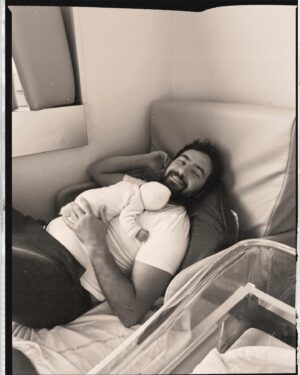 Hilona Gos Instagram - Le 28 mars 2024 à 21h20 Jean Joseph est née 💙 avec quasiment 1 mois d’avance et déjà 3.035kg , il est en pleine forme et il est trop beauuu notre poulpidou, ( en tout ça on espère ne pas ce voiler la face😂) cette nouvelle vie à 3 va être un rêve! Trop heureuse de la partager avec vous (oui oui j’ai des proches incroyables qui m’attendaient à la sortie de l’accouchement avec du jambon cru et du fromage 😂)