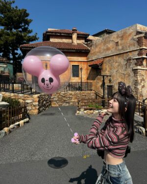Himena Irei Instagram - ⁡
子供の頃大きくて憧れていた風船は、何歳になってもキラキラして映るし
実際持つと大きくて可愛かったです🎈
