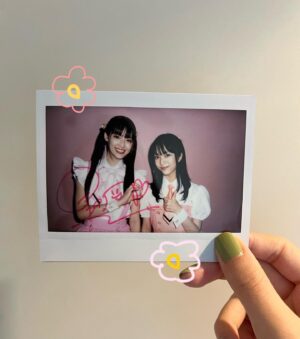 Himena Irei Instagram - ⁡
「推し武道」第4話見てくださった方、ありがとうございました
れおの生誕祭、れおもくまささんもキラキラしてましたね~🐻🎂
⁡
写真は取材の時にお土産で貰った里帆ちゃんとのチェキ
贅沢にサインまで貰っちゃいました！
撮影中台本カバーにずっと入れていた、お気に入りのチェキです☺︎

 #推しが武道館いってくれたら死ぬ 
 #ドラマ推し武道 
 #中村里帆 ちゃん
 
 #伊礼姫奈
