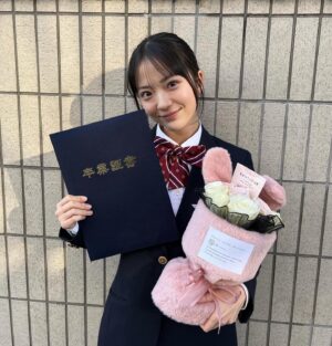Himena Irei Instagram - ⁡
今日の朝高校の卒業アルバムが届いて、楽しかったことも大変だったことも苦しかったことも、当時流れていた時間が全部が思い出となって収められていて、なんだか不思議なようで嬉しかったです。
⁡
きっと急激に変わることはなくて、むしろ変わらないことに不安を覚えることもあるんだろうなと思いつつ、
ゆっくり、たっくさん呼吸をして、明日から始まる新生活を過ごしていこうと思います。