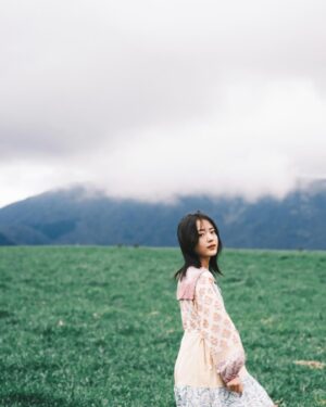 Himena Irei Instagram - ⁡
小さい頃からお洋服を選んでくれたり、髪の毛を可愛くアレンジしたりしてくれたお母さんのお友達が、1から作ってくれたワンピース👗
サイズも測っていないのにぴったりで、私好みすぎる流石なワンピースを着た姿を、居心地のいい素敵なチームで撮って頂きました⟡
⁡
⛰️
「Fiction」

Himena Irei
@himena_irei 

Photographer：Ryutaro Izaki
@izryu 
Stylist：Risa Kutsuzawa
@risa.kutsuzawa_stylist 
Hair&Make-Up：Eriko Yamaguchi
@eriko_yamaguchi_ 
Producer：Atsuya Katabami
@bamio_dayo 

Special thanks：Satoru Aoki
@satoru_ak 

no same（Costuming on the lawn）
@n0_same