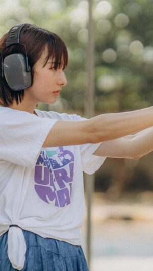 Himena Tsukimiya Instagram - 先日タイに行った際、実弾を撃たせていただきました。
お芝居では何度も手にした銃ですが、本物の重みはすごかった、、、

銃を扱いをするお芝居をする際、ずっとふわふわと想像でやっていたことがやっとイメージができる様になりました！
お芝居に生かせる様、頑張ります🔥

#実弾 #射撃 #アオベエミ #搗宮姫奈