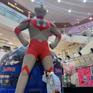 Himena Tsukimiya Instagram - ULTRAMAN NEW GENERATION THE LIVE ブレーザー編　行ってきました！！！！

隣でウルトラショットやっててギンガとビクトリーと写真撮らせてもらって興奮が鳴り止まないです🥹🥹🥹

アリオ八尾にめちゃくちゃウルトラマンもいてびっくり！
小さいお友達たちの楽しそうな声に私までニヤニヤしてしまいました🫶😂

#ウルトラマンブレーザー #ウルトラマン #テレビ東京 #ブレーザー #ウルトラザライブ #隊員 #特撮 #円谷 
#エミの日常 #アオベエミ #搗宮姫奈
 #ultraman  #ultraman_blasar #ultramanblasar #bandai #JAPAN #tsuburaya  #emiaobe #japaneseactres #tokusatsu #himenatsukimiya #超人力覇王 #奥特曼 #超人再現 #อุลตร้าแมน #울트라맨