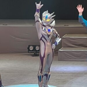 Himena Tsukimiya Instagram - ULTRAMAN NEW GENERATION THE LIVE ブレーザー編　行ってきました！！！！

隣でウルトラショットやっててギンガとビクトリーと写真撮らせてもらって興奮が鳴り止まないです🥹🥹🥹

アリオ八尾にめちゃくちゃウルトラマンもいてびっくり！
小さいお友達たちの楽しそうな声に私までニヤニヤしてしまいました🫶😂

#ウルトラマンブレーザー #ウルトラマン #テレビ東京 #ブレーザー #ウルトラザライブ #隊員 #特撮 #円谷 
#エミの日常 #アオベエミ #搗宮姫奈
 #ultraman  #ultraman_blasar #ultramanblasar #bandai #JAPAN #tsuburaya  #emiaobe #japaneseactres #tokusatsu #himenatsukimiya #超人力覇王 #奥特曼 #超人再現 #อุลตร้าแมน #울트라맨