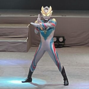 Himena Tsukimiya Instagram - ULTRAMAN NEW GENERATION THE LIVE ブレーザー編　行ってきました！！！！

隣でウルトラショットやっててギンガとビクトリーと写真撮らせてもらって興奮が鳴り止まないです🥹🥹🥹

アリオ八尾にめちゃくちゃウルトラマンもいてびっくり！
小さいお友達たちの楽しそうな声に私までニヤニヤしてしまいました🫶😂

#ウルトラマンブレーザー #ウルトラマン #テレビ東京 #ブレーザー #ウルトラザライブ #隊員 #特撮 #円谷 
#エミの日常 #アオベエミ #搗宮姫奈
 #ultraman  #ultraman_blasar #ultramanblasar #bandai #JAPAN #tsuburaya  #emiaobe #japaneseactres #tokusatsu #himenatsukimiya #超人力覇王 #奥特曼 #超人再現 #อุลตร้าแมน #울트라맨