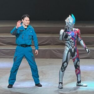 Himena Tsukimiya Instagram - ULTRAMAN NEW GENERATION THE LIVE ブレーザー編　行ってきました！！！！

隣でウルトラショットやっててギンガとビクトリーと写真撮らせてもらって興奮が鳴り止まないです🥹🥹🥹

アリオ八尾にめちゃくちゃウルトラマンもいてびっくり！
小さいお友達たちの楽しそうな声に私までニヤニヤしてしまいました🫶😂

#ウルトラマンブレーザー #ウルトラマン #テレビ東京 #ブレーザー #ウルトラザライブ #隊員 #特撮 #円谷 
#エミの日常 #アオベエミ #搗宮姫奈
 #ultraman  #ultraman_blasar #ultramanblasar #bandai #JAPAN #tsuburaya  #emiaobe #japaneseactres #tokusatsu #himenatsukimiya #超人力覇王 #奥特曼 #超人再現 #อุลตร้าแมน #울트라맨