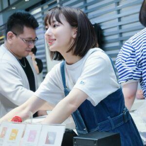 Himena Tsukimiya Instagram - 渋谷モディ1階でやっているポップアップストア、
大大大大盛況すぎて
持ってきた４つの豆のうち3つ完売してしまいました😭😭😭

急ピッチで焙煎をお願いしているのですが間に合うか否か…

それもこれも皆さんの愛のおかげです。
全力で受け取った愛を500倍にして返す！！！！

そんなイベントになっていて毎日幸せです。
コーヒーを通して広がる縁と愛の循環を毎日見ている感覚です…

皆さんの顔を見て私も頑張ろうってなる。

いつもありがとうございます！！！

6/5までやってるのでぜひ遊びにきてね😳😳😳✨✨✨
（コーヒーはなんとかします!笑）

【開催情報】
期間：2024年5月30日（木）～6月5日（水）
営業時間：11:00～20:00（初日は19:00まで、最終日は15:00まで）
場所：渋谷モディ1階 SHIBUYA BASE