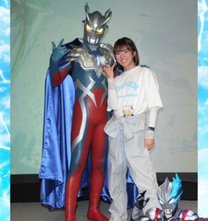 Himena Tsukimiya Instagram - ウルトラヒーローズEXPO ニュージェネレーションワールド IN 東京ソラマチ®
へ遊びに行ってきました！！！！！！！！！
見てください！！！！
このにやけかた！！！！！
顔真っ赤になりながらゼロ様と撮りそのあとは私の仲間のブレーザーとショットを撮りました！！！！！！！！！！

興奮が止まないです！！！！！

みんなもぜっっっったいにいくべき！！！！
4/8までやってるから絶対行くべきです！！！

🎧🐈🔥🥋🔧

#ウルトラマンブレーザー #ウルトラマン #テレビ東京 #ブレーザー #ウルトラExpo #隊員 #特撮 #円谷 
#エミの日常 #アオベエミ #搗宮姫奈
 #ultraman  #ultraman_blasar #ultramanblasar #bandai #JAPAN #tsuburaya  #emiaobe #japaneseactres #tokusatsu #himenatsukimiya #超人力覇王 #奥特曼 #超人再現 #อุลตร้าแมน #울트라맨
