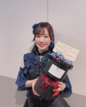 Hina Suguta Instagram - お久しぶりです。直田姫奈です。

取り急ぎ、forteお疲れ様でした！
たくさん素敵なお花ありがとうございます🌸

毎回コンセプトを色々考えてくれて、いつもすごいなぁ…とビックリしています！(ツイートみてなるほど！ってなってます)
黒い薔薇とかあるんだね🥀

テイクアウトいたしました。

本当にどれも素敵で、ライブ前に元気をもらえました！
ありがとう💐💐💐💐💐

ほんと、取り急ぎで申し訳ないですが…まじ取り急ぎです。
また更新……します…………ｸﾞﾊｯ(; ﾟﾟ)