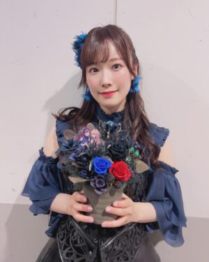 Hina Suguta Instagram - お久しぶりです。直田姫奈です。

取り急ぎ、forteお疲れ様でした！
たくさん素敵なお花ありがとうございます🌸

毎回コンセプトを色々考えてくれて、いつもすごいなぁ…とビックリしています！(ツイートみてなるほど！ってなってます)
黒い薔薇とかあるんだね🥀

テイクアウトいたしました。

本当にどれも素敵で、ライブ前に元気をもらえました！
ありがとう💐💐💐💐💐

ほんと、取り急ぎで申し訳ないですが…まじ取り急ぎです。
また更新……します…………ｸﾞﾊｯ(; ﾟﾟ)