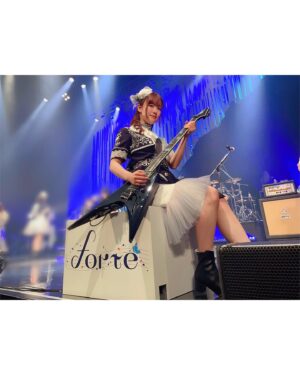 Hina Suguta Instagram - 🦋Morfonica ZEPP TOUR 2023「forte」大阪公演🦋

ありがとうございました！

書いた下書き全部消えたので、またゼロから書き直します！
明日は名古屋公演なので、その待ち時間とかに見てくれて、テンション上げてくれたらいいなと思いながら書いてます…🥹

モニカ単独初の声出しライブ！
本当に念願で、ようやく叶いました！！
長かったなぁ〜

デビューしたときには考えられなかった景色が見れました。
みんなのおかげですね。
ありがとうございます。

ライブ中のコーレスもなんだけど、私的にはMCで色んな声が返ってくるのが本当に嬉しいなって。
もちろん拍手も暖かくて嬉しかった！
でも声っていろんな気持ちが伝えられるから…
Morfonicaでーす！って言ったらお出迎えしてくれるみんなの声があるのが、3年前は当たり前だったけど、今は特別なものに感じます。

モニカとしても「声出しライブ」ということをめちゃくちゃ意識していろいろ考えました！
朗読もモニカらしさはあったと思うんだけど、やっぱりキャラクターたちも成長してるから、そのキャラクターたちの成長した等身大の姿を見てほしくて、ずーーーっとキャラでMCがしたいってメンバーみんなで言ってて、ようやく叶いました✨
これも嬉しいことだった！
また新たなモニカが見せれたらなって思っているのだけど、大阪公演はどうだったかな？？

やっぱ「変わりたい」って思って始まったバンドだから変わったこと、成長したことはキャラを演じる身としては表現してあげたい大事なところです。

でももっといけるなーって思った！
ツアーのいいところは、さらにブラッシュアップできるところですね！！
声出しライブを私たちはまだまだ模索してる段階だったけどもっと攻めれる！もっとforteできる！と思った！
それが名古屋で発揮できるといいなぁ💭
なんか、モニカのキャラ5人と、演者5人と、バンドリーマーのみなさんと作り上げていってるライブって感じがして楽しいな❤️‍🔥

大阪は大阪でしかできないライブだった！！
これは間違いない！！！
名古屋は名古屋だけの最高のライブにするから楽しみにしててね！！

まずは、大阪に来てくださった皆さん、本当にありがとう❤️‍🔥❤️‍🔥❤️‍🔥

思ったこと箇条書きのように書き連ねてしまったので、文がぐちゃぐちゃかもですが、伝われ〜この想い！！笑
伝わった？そっか、ありがとう🥴

P.S.
お花をくれた人たちへ🌸
お礼を言うのが本当に遅くなってごめんね。
めちゃくちゃ嬉しかったです！
嬉しくてすれ違うスタッフさんに自慢してました。
「うちの透子と私を応援してくれる人たちってみんなセンスいいんですよね〜」って
楽屋花のいいところはいつでも見れることですね！
楽屋花は見守ってくれる感じでそっと応援して安心する😌
スタンドフラワー？ってやつは応援団長だよね！
パワーーーー💪🏻って感じで元気出る！
本当に素敵なお花をありがとう🤍
あ、そうだ。お花めっちゃ欲しい！って固執してる訳じゃないけど、いただいたらそれはそれは嬉しいもので…だから書いてますし、写真撮ってます。(過去に載せてないのもあると思うのですが、写真で私の思い出になってます🌷ありがとうね)
でも、みなさん無理のない範囲で大丈夫ですからね！
ライブに来てくれるだけで嬉しいから！！
でもまじでサンキューーーー！！！

おやすみ🍊🍊