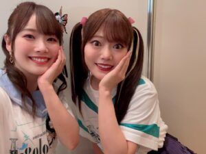 Hina Suguta Instagram - RAISE A SUILEN×Morfonica「Mythology Chapter 2」
ご来場いただいた皆様、ライブビューイングでご覧いただいた皆様、今回は見れなかったけど心の中で応援してくれていた皆様、
ありがとうございました。

富士急では毎回１年の集約というか、こんな姿になって帰ってきました、みたいな感覚。
デビュー戦から、リベンジ。そして今回は音で世界を作ってつなげていく。
単独ライブでは「言葉」と「音」なんだけど、その「音」を今回は持っていったって感じかな。
OPのAyasaさんちょーかっこよかったね！ベース＆ドラムもちょーかっこよかったね！！
ニヤニヤしちゃうの頑張って抑えたよ！

『どーしてもトーコレがやりたい私と、どーしてもふーすけを推したい私』
初披露の「One step at a a time」
一緒に手拍子してくれてありがとうね。楽しかったよ。
でも私は手拍子の前にどーーーーーーーーしてもトーコレがやりたくて！！！！！！！！
トーコレって公園だったし、外じゃん？初披露が富士急でしょ？やるしかないじゃん！って思って。
それで写真の案を出したんだけど、なかなかに難航して。結局現地に入らないと何も確認できなくて。
私の性格が意外にも事前にしっかり準備を固めたい派で、当日確認ってやつが一番苦手なんですよ。
現地リハでは「もうちょっとだけ楽しそうに…」なんて言われる始末で、トーコレをしたいのに、透子の願いを叶えたいのにできないかもって…提案しなければ、って思ってしまった瞬間もあったけど、なんとかスッタフの皆さんに支えてもらって、本当なんとかなったのかな。
でもライブ終わってTwitter見てたらみんなすごい喜んでもらえてたり、好きだっていってもらえて、本当にやってよかった、踏ん張ってよかったって思えたよ。
あと、どーしてもふーすけを推したい私ってのは、曲前の手拍子をみんなにやって！っていうのが本当はましろだったんだけど、トーコレで変わったのはふーすけだから。どうしてもふーすけにライトを当てたくて。
mikaさんとスタッフさんに頼んでふーすけにしてもらった！
モニカたちがいろんな経験をしてどんどん成長していくと、それに合わせて私たちも表現の幅が広がってできることが増えていくのはおもしろいね。

『自分のセリフにプレッシャーをかけられる日がくるとは…』
「flame of hope」です。まさかあんな演出になるとは。
ギソロにも慣れてきて、余裕が出てきたと思った瞬間のこの演出ですよ。絶対にミスれない…！！！！
「透子ちゃん！！！？？？いますぐ黙って！！！！！」と言いたくなりました。
Ayasaさんが私が弾いてる時にめっちゃ指板見てくるの！！！マジでルイ！！！！！私の渡した楽譜ちゃんとそのまま弾けているのかしら？と見定られている気がしましたわ！！！！！！
これからも透子ちゃんのルイに認めてもらう旅はまだまだ続きそうです。
 『お嬢様ライン』
今回は動きを変えた曲もちらほら。気付きやすいのだと「Never ever land」かな。
だが問題が…衣装がお嬢様なんですのよ！！！！最近流行ってるからか？足が開くのに限度があるしパンプスだから脱げないのか？という問題と常に戦わなきゃだったし、この衣装であの動き大丈夫か？と心配していました。
特に「unravel」と「Never ever land」は衣装が悲鳴を上げていたかもね。あの後半のカッコいいモニカゾーン楽しかったなぁ。
あの衣装マジでかわいかったよね。さすが透子ちゃん！
忘れそうになるけど、透子ちゃんも生粋のお嬢様なんでね。私もお嬢様を目指してお嬢様だけど動くときは動きますのよ〜って感じでこれからもお嬢様ラインと戦っていきますわ〜

『味噌煮込み』
RASさんとのアンコール。
「!NVADE SHOW!」ではRAYCHELLさんから直々に煽りパートを一緒にやらせていただけることになって…責任重大だ！！！となりながら必死に考えました。モニカ代表としてモニカらしさも残しつつRASさんのように煽りたいと思った結果「味噌で煮込んでほうとうにしちゃうぞ」になりました。
モニカではあんな煽りできないからめちゃくちゃ楽しかったなぁ。貴重な経験をさせてもらいました！ありがとうございます！
前回とは変わってれおちゃんや夏芽さんとも絡めて大満足です。
「Chapter ３」なんて夢はあるのかしら…

長くなっちゃった。まとめようと何日間か悩んだけど難しかった！
素敵なお花、素敵な差し入れ、素敵な応援メッセージ、素敵な感想、全部ありがとう。
いつも支えになっています。
これからもこのありがとうの気持ちをパフォーマンスで返していけるように、透子でいるために、頑張ります。
透子ちゃんは無理難題をたまにふっかけてくるけど、最後には私にいつも自信をくれる。いつまでたってもかなわないなぁ。
これだから透子を追いかけるのがやめられないんだわ！

また、私たちMorfonica10人に会いにきてください。
新たな夢の世界にお連れします。