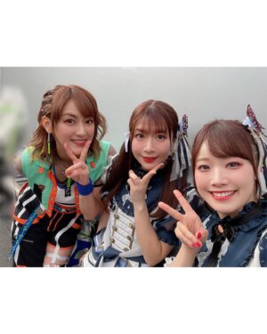 Hina Suguta Instagram - 『BanG Dream! Special☆LIVE Girls Band Party! 2020→2022』

『ブシロード15周年記念ライブinベルーナドーム』

両日、ありがとうございました！

🌟2年越しのGBP2022🌟
2年の時って本当に大きいんだなと実感。
オープニングアクトだった私たちがこんな大きなライブのトップバッターを努めるまでの時が経ったということです。
ドームに自分が立つなんて想像してなかったし、立った今でも実感が湧いてないです。
すごいな…バンドリって。

モニカ一同本当に気合い入ってて、きっと初めましての方も多いから、モニカのライブに来たらこんなのも見れるんだぞ！って言うのも知ってもらいたいよね、ってflame of hopeの前にインストを追加。
これも2年の時間が与えてくれたモニカの色ですよね。
モニカの曲ってキラッと優雅なイメージが多いかもしれないけど、Reverberationでも垣間見えたように闇も背負えますので。笑
モニカリアルメンバーはちゃんとオタクなので、インスト聞いた瞬間厨二心が疼いてニヤニヤ＆闇堕ちましろに期待してるところもあったりして、セトリ決めてるときの妄想話がおもしろいんですよ。
話がそれちゃった…！次のブシロードロックフェスにも繋がってる感じがして、自分でもこれからのモニカが楽しみになってきてます✨

絆色のアンサンブルではまたまたポピパさんと！
おたえさんと走りまくり！
でもアスハモだったらついていけなかったかもしれない。弾けなくなりそうだし、楽譜も飛びそうだから。
今回は勝手に動いてた！なんか弾けてた！楽しかった！
これも年月の賜物だ〜
次は彩ちゃんも一緒に歌えたらいいなぁ〜
日菜ちゃんとハイタッチしたかったー！

「CiRCLE THANKS MUSiC♪ 」ではモニカを土台に演奏しました！
モニカが弾くんだ！ってちょっとびっくりしたよ。
先輩たちの耳に自分の演奏が返ってるんだと思うといつも以上に緊張しました…
しかもモニカの曲ではなかなかでてこないリズムだったから苦労しました。
そんなリズムの中サビを腰フリフリして踊ってたら、リハの時さえちゃんが何でそれができるの？…体張ってんねぇ…と。
実は動きは簡単そうに見えても超脳トレみたいな風になってるときも多々あって、それを気づいてくれたことになんだか今までやってきたことが救われた気がして、その夜しんみりしたって話もある。
楽々楽しそうに弾いてるなって思われることが多いとは思うけど、それはゴールだからそう思われてることに透子ちゃんとしては大正解で私はしてやったりなのですけどね！

もしどんな脳トレなのか気になる人は真似してみてね！笑

2年越しのライブ。本当に一緒に立てて、光栄な時間でした。

🌟ブシロード15周年ライブ🌟
最初からブチアゲでしたね！
私はまだまだブシロードさんの歴史には浅い知識しかないし、貢献度も激浅なんだけど、少しでも盛り上げられて、お祝いできたらいいなと思っていました。

そして何よりモニカ初の声出しライブ！
いつも全力で楽しんでくれているのは伝わっていたけど、今回の熱気はすごかった…
それだけみなさんも待っていてくれたってことですよね。
本当にありがとうございます。
Twitterにも書いたけど、ワンマンでみなさんの声が聞けるまでは何が起きようとライブを止めたくない！ってさらに思いました。
ブシロックフェスでも声が聞けるみたいだけど、フェスってことはたくさんの方が出演されるはずだし、モニカとしてワンマンのようにたくさん話したり演奏したりはきっとできないと思うんです。(何も知らんけど笑)
みなさんの声を聞いてモニカのためだけのモニカが一人占めできる声を堪能したくなっちゃった！欲張り？いや！2年待ってんだ！2年分は欲しがるぞ！？
MCでもいつも一方的で拍手でなんとかみなさんが返してくれてるのは大感謝！だけど、直接その声を聞くのが楽しみだから、それまで喉と腹筋を鍛えておいてください🔥

今回もたくさん話してしまいましたが、結論とても楽しい2日間でした！
次は2月！初めてRoseliaさんと一緒にライブです🌹
ついに師匠と共演か〜
透子ちゃんとしてこれは大事件です！
そんなことも踏まえて大切に作り上げていきたいと思いますので、楽しみに待っていてくださいね✨
…ちなみにもうギターのレッスンしてきたけど…ヤバい……頭爆発しそうだった。

ということで、また10人でお待ちしています🦋

 #GBP2022  #ブシロード15周年記念ライブinベルーナドーム