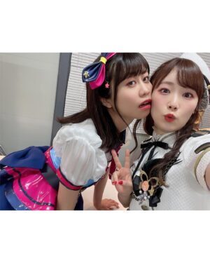 Hina Suguta Instagram - 『BanG Dream! Special☆LIVE Girls Band Party! 2020→2022』

『ブシロード15周年記念ライブinベルーナドーム』

両日、ありがとうございました！

🌟2年越しのGBP2022🌟
2年の時って本当に大きいんだなと実感。
オープニングアクトだった私たちがこんな大きなライブのトップバッターを努めるまでの時が経ったということです。
ドームに自分が立つなんて想像してなかったし、立った今でも実感が湧いてないです。
すごいな…バンドリって。

モニカ一同本当に気合い入ってて、きっと初めましての方も多いから、モニカのライブに来たらこんなのも見れるんだぞ！って言うのも知ってもらいたいよね、ってflame of hopeの前にインストを追加。
これも2年の時間が与えてくれたモニカの色ですよね。
モニカの曲ってキラッと優雅なイメージが多いかもしれないけど、Reverberationでも垣間見えたように闇も背負えますので。笑
モニカリアルメンバーはちゃんとオタクなので、インスト聞いた瞬間厨二心が疼いてニヤニヤ＆闇堕ちましろに期待してるところもあったりして、セトリ決めてるときの妄想話がおもしろいんですよ。
話がそれちゃった…！次のブシロードロックフェスにも繋がってる感じがして、自分でもこれからのモニカが楽しみになってきてます✨

絆色のアンサンブルではまたまたポピパさんと！
おたえさんと走りまくり！
でもアスハモだったらついていけなかったかもしれない。弾けなくなりそうだし、楽譜も飛びそうだから。
今回は勝手に動いてた！なんか弾けてた！楽しかった！
これも年月の賜物だ〜
次は彩ちゃんも一緒に歌えたらいいなぁ〜
日菜ちゃんとハイタッチしたかったー！

「CiRCLE THANKS MUSiC♪ 」ではモニカを土台に演奏しました！
モニカが弾くんだ！ってちょっとびっくりしたよ。
先輩たちの耳に自分の演奏が返ってるんだと思うといつも以上に緊張しました…
しかもモニカの曲ではなかなかでてこないリズムだったから苦労しました。
そんなリズムの中サビを腰フリフリして踊ってたら、リハの時さえちゃんが何でそれができるの？…体張ってんねぇ…と。
実は動きは簡単そうに見えても超脳トレみたいな風になってるときも多々あって、それを気づいてくれたことになんだか今までやってきたことが救われた気がして、その夜しんみりしたって話もある。
楽々楽しそうに弾いてるなって思われることが多いとは思うけど、それはゴールだからそう思われてることに透子ちゃんとしては大正解で私はしてやったりなのですけどね！

もしどんな脳トレなのか気になる人は真似してみてね！笑

2年越しのライブ。本当に一緒に立てて、光栄な時間でした。

🌟ブシロード15周年ライブ🌟
最初からブチアゲでしたね！
私はまだまだブシロードさんの歴史には浅い知識しかないし、貢献度も激浅なんだけど、少しでも盛り上げられて、お祝いできたらいいなと思っていました。

そして何よりモニカ初の声出しライブ！
いつも全力で楽しんでくれているのは伝わっていたけど、今回の熱気はすごかった…
それだけみなさんも待っていてくれたってことですよね。
本当にありがとうございます。
Twitterにも書いたけど、ワンマンでみなさんの声が聞けるまでは何が起きようとライブを止めたくない！ってさらに思いました。
ブシロックフェスでも声が聞けるみたいだけど、フェスってことはたくさんの方が出演されるはずだし、モニカとしてワンマンのようにたくさん話したり演奏したりはきっとできないと思うんです。(何も知らんけど笑)
みなさんの声を聞いてモニカのためだけのモニカが一人占めできる声を堪能したくなっちゃった！欲張り？いや！2年待ってんだ！2年分は欲しがるぞ！？
MCでもいつも一方的で拍手でなんとかみなさんが返してくれてるのは大感謝！だけど、直接その声を聞くのが楽しみだから、それまで喉と腹筋を鍛えておいてください🔥

今回もたくさん話してしまいましたが、結論とても楽しい2日間でした！
次は2月！初めてRoseliaさんと一緒にライブです🌹
ついに師匠と共演か〜
透子ちゃんとしてこれは大事件です！
そんなことも踏まえて大切に作り上げていきたいと思いますので、楽しみに待っていてくださいね✨
…ちなみにもうギターのレッスンしてきたけど…ヤバい……頭爆発しそうだった。

ということで、また10人でお待ちしています🦋

 #GBP2022  #ブシロード15周年記念ライブinベルーナドーム
