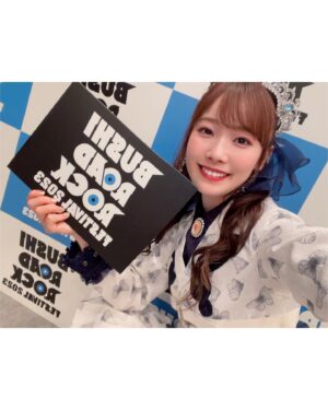 Hina Suguta Instagram - ブシロック2023アツかったなーーーーーー❤️‍🔥❤️‍🔥❤️‍🔥❤️‍🔥❤️‍🔥❤️‍🔥❤️‍🔥

野外×声出しってこんなにヤバいんだ！！！！！！
大興奮しちゃったのと、本当に暑くって記憶がとんでもないことになってる！笑

チリから帰国してそのままゲネに行ったときは、mikaさんに今まで出会った人の中で一番遠いところからの駆けつけだよ…って言われました😂
まぁハードだったのは間違いないけど、人生としておもしろいからオールオッケーです。

さすがにライブ終わってエネルギー使い切って寝てしまったら、、、あらららら〜

でもみんな起こさないで静かにいてくれました😴優

また野外でライブしたいな…！！！！！！！