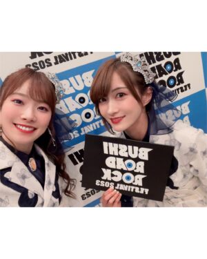 Hina Suguta Instagram - ブシロック2023アツかったなーーーーーー❤️‍🔥❤️‍🔥❤️‍🔥❤️‍🔥❤️‍🔥❤️‍🔥❤️‍🔥

野外×声出しってこんなにヤバいんだ！！！！！！
大興奮しちゃったのと、本当に暑くって記憶がとんでもないことになってる！笑

チリから帰国してそのままゲネに行ったときは、mikaさんに今まで出会った人の中で一番遠いところからの駆けつけだよ…って言われました😂
まぁハードだったのは間違いないけど、人生としておもしろいからオールオッケーです。

さすがにライブ終わってエネルギー使い切って寝てしまったら、、、あらららら〜

でもみんな起こさないで静かにいてくれました😴優

また野外でライブしたいな…！！！！！！！