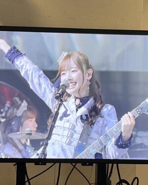 Hina Suguta Instagram - ブシロック2023アツかったなーーーーーー❤️‍🔥❤️‍🔥❤️‍🔥❤️‍🔥❤️‍🔥❤️‍🔥❤️‍🔥

野外×声出しってこんなにヤバいんだ！！！！！！
大興奮しちゃったのと、本当に暑くって記憶がとんでもないことになってる！笑

チリから帰国してそのままゲネに行ったときは、mikaさんに今まで出会った人の中で一番遠いところからの駆けつけだよ…って言われました😂
まぁハードだったのは間違いないけど、人生としておもしろいからオールオッケーです。

さすがにライブ終わってエネルギー使い切って寝てしまったら、、、あらららら〜

でもみんな起こさないで静かにいてくれました😴優

また野外でライブしたいな…！！！！！！！