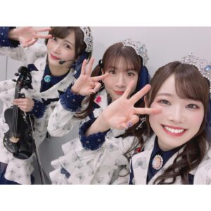 Hina Suguta Instagram - バンドリ11thライブ　DAY2 : Roselia×Morfonica「星空の夜想曲」にご来場いただいた皆様、配信でご覧いただいた皆様、心の中で応援してくださった皆様、ありがとうございました。
 初めてRoseliaさんとのツーマンライブ！ということで、モニカとしてとっても嬉しかったし、私的にもあの紗夜さんとご一緒できることに気合入りまくりでした。
しかも、蓋を開けてみればRoseliaさんとモニカが交互に演奏していったり、コラボ曲も多かったりと今までのツーマンライブとは全く違った演出となっていて、衝撃を受けました。
まさに２バンドで作り上げていくライブになるとわかってセトリ決めもいつも以上に白熱しました。

すでにやらないといけない新曲はコラボを含めて５曲。さらに新曲をやるのは厳しいとプロデューサーさんから言われましたが、「入れなきゃダメなんです。Roseliaさんファンの方にもモニカいいなって思ってもらうには、楽しんでもらうには、踏ん張らないといけないんです。」とお願いして叶ったのが「Nameless Story」です。

でも自分からお願いしておいてなんだけど、めっちゃ難しくてとにかく難しくて苦労しました…。年末年始はギター三昧になりましたが、そのおかげでいいライブができたとは思うので、結果オーライです。
2022年時点で私が弾けていた曲は「誓いのWingbeat」のみ。１カ月で新曲５曲はCantabileを思い出すなぁ。
１月は間違いなくバンドマンだった。週４回レッスンに通う日々。でも仕上がったのはライブ１週間前くらいでした。なんとか仕上がってよかったです。

今回の醍醐味といえば！コラボ！！！
オープニングから「BLACK SHOUT」で紗夜さんとソロを！「THE HISTORIC…」でも紗夜さんとソロコラボからのRoseliaと一緒に弾かせていただきました！
本当に緊張しましたしプレッシャーでした。紗夜さんのオクターブ下のソロを弾かせてもらいましたが、ソロは一音でもリズムがずれたり音がずれると台無しになってしまうので、それを先輩の曲で、しかも紗夜さんと弾くということで心臓バクバクでした。
工藤さんからはパフォーマンスについてすごく勉強になりました。おかげでソロ終わりのピースも生まれました。これからの自分達のライブでも取り入れていきたいことがたくさんありました。やっぱり工藤さんはリアル紗夜さんです。
相羽さんからも動きについてアドバイスをいただき、なんとかRoseliaさんと一体になれたと思います。
本当にありがとうございます。

そしてやっぱモニカなんだよな〜と。
「THE HISTORIC…」を終えたら、おゆちゃんが舞台袖にいて👍としてくれました。あまねちゃんが「Nameless Story」が始まる前にピースをしながら入ってきて固まっていた私からいい感じに力が抜けました。Ayasaさんとmikaさんは裏に戻ると透子ちゃんポーズで迎えてくれました。ちょっと泣きそうになったけど内緒です。

そんなメンバーとできたモニカ待望の新曲「誓いのWingbeat」。MVもあるのでいっぱい見てください。
モニカオリジナル曲で一番難しかった曲です。ジャンプやターンなどDaylight以降できるようになった動きをここぞとばかりに集約して入れたので、そこもポイントです。そんな今のメンバーの成長した姿も見どころですし、歌詞はモニカ人生がぎゅっと詰まった曲です。
MVにはモニカを見守ってくれてる方達もいるライブ映像があるのも好きです。エモいんです。本当にエモいです。そんな曲をついに皆さんに披露できて嬉しかったです。

今回はついに全編声出しもOK。これからもOK。ということでモニカの声出しライブを一緒に作っていってください。よろしくお願いします。
個人的にはMCで皆さんがどう声を出してくれるのか楽しみです。「モルフォニカー！」って呼んでくれるのかな？モニカコールはあるのかな？皆さんの声が大き過ぎてメンバーが戸惑っちゃうくらいを期待しています。

ということでたくさん振り返ってきました。Roseliaさんとツーマンできたのはモニカにとってとても学びも多い時間になりました。そしてモニカでまた一つ大きな山を乗り越えらたのでメンバーの絆もぐっと固くなりました。

次はブシロック、ツアー。あ、近いところで言えば明日！超次元音楽祭ですね。
新たなモニカの歴史を一緒に作っていきましょう！

１０人でお待ちしています。また会う日まで。

#バンドリ11thライブ #星空の夜想曲 #桐ヶ谷透子