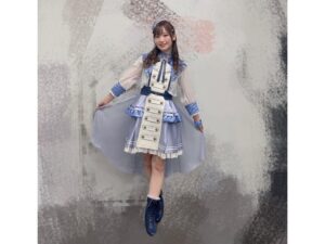 Hina Suguta Instagram - バンドリ10thライブ　DAY2：Morfonica「Reverberation」にご来場いただいた皆様、ライブビューイングでご覧いただいた皆様、心の中で応援してくださった皆様、ありがとうございました。

今回もストーリー仕立てということで、少女とイマジナリーフレンドのお話でした。
題材の主軸としては「胡蝶の夢」です。
少女が過ごしていく中で、生まれた小さな不安から、いつの間にかできた名も知らない友達。
友達と出会い、少女は二人だけで楽しい時間を過ごしていくが、少女はふと気づく。
「あなたは誰？」
少女にできた友達はイマジナリーフレンドだったのです。
少女は戸惑いながらも友達と決別することを決意し、戦い、また一つ強くなって前に歩き出すのでした。

ここから読む前に！
かなりのネタバレです！！
自分で見たものの解釈を大事にしたい方は写真だけ見て帰ってください✨

それではレッツゴー！

実は、最初持ってこられた話はもっと柔らかい話でしたが、アニメ「Morfonication」をみて、初めてましろの見ていた景色を知って「胡蝶の夢」という題材は変えずに、このストーリーを提案させていただきました。
お話を考える中で、いかに皆さんが世界観に引き込まれ続けられるか、没頭できるかがモニカの課題だったので、曲と曲の合間や、ストーリー展開の繋ぎなどにもいつも以上にこだわり、作り上げられたライブでした。

また、今回初めてステージに２階ができました！これがモニカとって表現の幅がとっても広がる神のような手助けをしてくれました。
「Secret Dawn」で、いつもは透子と七深が一緒に弾きますが、ストーリー重視で少女（ましろ）とイマジナリーフレンド（七深）の二人の世界を表現してもらいました。ステージの１階に二人だけにして、二人の世界を現したかったのです。
そして「unravel」の「あなたは誰」。この一言は絶対に入れてほしい！この一言でお客さんが息を飲んで鳥肌を立ててほしいと熱弁して叶いました。ありがとうございます。
そこから続く怒涛の５曲。皆さんは体力持ちましたか？
こだわりポイントはたくさんあるのですが、その中でいくつかだけ。
「Never ever land」の最後。いつもはましろもカッコよく両手を広げ、前に４人出てますが、今回は４人２階へ上がり、少女一人だけステージに残り頭を抱える演出に変えました。そして真実に気づくのです。「知ってしまったんだ全て…」fly with the nightが違う曲に聞こえました。少女が現実と夢の間で揺れているのがひしひしと感じられるのがすごく好きです。
そこから始まる決別。「Flame of hope」では、ルイと透子が少女たちに代わり戦いを表現します。そして少女が決意し立ち上がる「Daylight」。最高でした。
最後はエンディングの「The Circle Of Butterflies」。初披露でした。少女の心が晴れて華やかな風が吹くような、まさにエンディング曲にぴったりでした。どの楽器も、歌も激ムズソングですので、ぜひYouTubeで何度も聞いてみてください。

そんな感じで今までたくさん披露してきた曲もありましたが、また違った曲に聞こえた曲もあったのではないでしょうか？
これからもいろんな可能性を引き出していきたいなと思います。

アンコール、めちゃくちゃ楽しかったです！特に「寄る辺の Sunny,Sunny」では初の動画撮影OK！ ２人組で会場を歩き回りましたが、この組み合わせでかなり悩みました。でも今回は本編に乗っ取り、ましろ七深、透子ルイで回りました！またこんな機会があったら嬉しいな〜！次はmikaさんも飛びます！笑
 すごく今回のライブはたくさん悩んでたくさん話し合って形になることができました。私たちに最後まで付き合ってくれたスタッフの皆さんには感謝です。そして何より、私のいろんな注文に答えるだけでなくそれ以上に最高の演技をしてくれたメンバーには感謝の気持ちでいっぱいです。 これからもいっぱい課題はあるけれど、一緒に考えてもっとMorfonicaを好きになってもらえるように頑張りたいです。
私もギターの練習はもちろん！透子ちゃんの解像度ももっと上げて、皆さんに透子ちゃんをお届けします！

また10人でお会いしましょう！