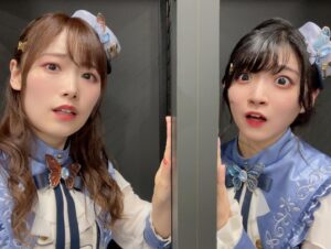 Hina Suguta Instagram - バンドリ10thライブ　DAY2：Morfonica「Reverberation」にご来場いただいた皆様、ライブビューイングでご覧いただいた皆様、心の中で応援してくださった皆様、ありがとうございました。

今回もストーリー仕立てということで、少女とイマジナリーフレンドのお話でした。
題材の主軸としては「胡蝶の夢」です。
少女が過ごしていく中で、生まれた小さな不安から、いつの間にかできた名も知らない友達。
友達と出会い、少女は二人だけで楽しい時間を過ごしていくが、少女はふと気づく。
「あなたは誰？」
少女にできた友達はイマジナリーフレンドだったのです。
少女は戸惑いながらも友達と決別することを決意し、戦い、また一つ強くなって前に歩き出すのでした。

ここから読む前に！
かなりのネタバレです！！
自分で見たものの解釈を大事にしたい方は写真だけ見て帰ってください✨

それではレッツゴー！

実は、最初持ってこられた話はもっと柔らかい話でしたが、アニメ「Morfonication」をみて、初めてましろの見ていた景色を知って「胡蝶の夢」という題材は変えずに、このストーリーを提案させていただきました。
お話を考える中で、いかに皆さんが世界観に引き込まれ続けられるか、没頭できるかがモニカの課題だったので、曲と曲の合間や、ストーリー展開の繋ぎなどにもいつも以上にこだわり、作り上げられたライブでした。

また、今回初めてステージに２階ができました！これがモニカとって表現の幅がとっても広がる神のような手助けをしてくれました。
「Secret Dawn」で、いつもは透子と七深が一緒に弾きますが、ストーリー重視で少女（ましろ）とイマジナリーフレンド（七深）の二人の世界を表現してもらいました。ステージの１階に二人だけにして、二人の世界を現したかったのです。
そして「unravel」の「あなたは誰」。この一言は絶対に入れてほしい！この一言でお客さんが息を飲んで鳥肌を立ててほしいと熱弁して叶いました。ありがとうございます。
そこから続く怒涛の５曲。皆さんは体力持ちましたか？
こだわりポイントはたくさんあるのですが、その中でいくつかだけ。
「Never ever land」の最後。いつもはましろもカッコよく両手を広げ、前に４人出てますが、今回は４人２階へ上がり、少女一人だけステージに残り頭を抱える演出に変えました。そして真実に気づくのです。「知ってしまったんだ全て…」fly with the nightが違う曲に聞こえました。少女が現実と夢の間で揺れているのがひしひしと感じられるのがすごく好きです。
そこから始まる決別。「Flame of hope」では、ルイと透子が少女たちに代わり戦いを表現します。そして少女が決意し立ち上がる「Daylight」。最高でした。
最後はエンディングの「The Circle Of Butterflies」。初披露でした。少女の心が晴れて華やかな風が吹くような、まさにエンディング曲にぴったりでした。どの楽器も、歌も激ムズソングですので、ぜひYouTubeで何度も聞いてみてください。

そんな感じで今までたくさん披露してきた曲もありましたが、また違った曲に聞こえた曲もあったのではないでしょうか？
これからもいろんな可能性を引き出していきたいなと思います。

アンコール、めちゃくちゃ楽しかったです！特に「寄る辺の Sunny,Sunny」では初の動画撮影OK！ ２人組で会場を歩き回りましたが、この組み合わせでかなり悩みました。でも今回は本編に乗っ取り、ましろ七深、透子ルイで回りました！またこんな機会があったら嬉しいな〜！次はmikaさんも飛びます！笑
 すごく今回のライブはたくさん悩んでたくさん話し合って形になることができました。私たちに最後まで付き合ってくれたスタッフの皆さんには感謝です。そして何より、私のいろんな注文に答えるだけでなくそれ以上に最高の演技をしてくれたメンバーには感謝の気持ちでいっぱいです。 これからもいっぱい課題はあるけれど、一緒に考えてもっとMorfonicaを好きになってもらえるように頑張りたいです。
私もギターの練習はもちろん！透子ちゃんの解像度ももっと上げて、皆さんに透子ちゃんをお届けします！

また10人でお会いしましょう！