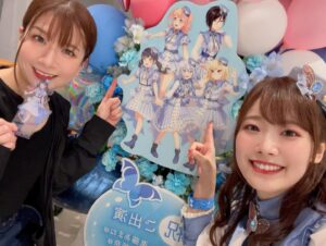 Hina Suguta Instagram - バンドリ10thライブ　DAY2：Morfonica「Reverberation」にご来場いただいた皆様、ライブビューイングでご覧いただいた皆様、心の中で応援してくださった皆様、ありがとうございました。

今回もストーリー仕立てということで、少女とイマジナリーフレンドのお話でした。
題材の主軸としては「胡蝶の夢」です。
少女が過ごしていく中で、生まれた小さな不安から、いつの間にかできた名も知らない友達。
友達と出会い、少女は二人だけで楽しい時間を過ごしていくが、少女はふと気づく。
「あなたは誰？」
少女にできた友達はイマジナリーフレンドだったのです。
少女は戸惑いながらも友達と決別することを決意し、戦い、また一つ強くなって前に歩き出すのでした。

ここから読む前に！
かなりのネタバレです！！
自分で見たものの解釈を大事にしたい方は写真だけ見て帰ってください✨

それではレッツゴー！

実は、最初持ってこられた話はもっと柔らかい話でしたが、アニメ「Morfonication」をみて、初めてましろの見ていた景色を知って「胡蝶の夢」という題材は変えずに、このストーリーを提案させていただきました。
お話を考える中で、いかに皆さんが世界観に引き込まれ続けられるか、没頭できるかがモニカの課題だったので、曲と曲の合間や、ストーリー展開の繋ぎなどにもいつも以上にこだわり、作り上げられたライブでした。

また、今回初めてステージに２階ができました！これがモニカとって表現の幅がとっても広がる神のような手助けをしてくれました。
「Secret Dawn」で、いつもは透子と七深が一緒に弾きますが、ストーリー重視で少女（ましろ）とイマジナリーフレンド（七深）の二人の世界を表現してもらいました。ステージの１階に二人だけにして、二人の世界を現したかったのです。
そして「unravel」の「あなたは誰」。この一言は絶対に入れてほしい！この一言でお客さんが息を飲んで鳥肌を立ててほしいと熱弁して叶いました。ありがとうございます。
そこから続く怒涛の５曲。皆さんは体力持ちましたか？
こだわりポイントはたくさんあるのですが、その中でいくつかだけ。
「Never ever land」の最後。いつもはましろもカッコよく両手を広げ、前に４人出てますが、今回は４人２階へ上がり、少女一人だけステージに残り頭を抱える演出に変えました。そして真実に気づくのです。「知ってしまったんだ全て…」fly with the nightが違う曲に聞こえました。少女が現実と夢の間で揺れているのがひしひしと感じられるのがすごく好きです。
そこから始まる決別。「Flame of hope」では、ルイと透子が少女たちに代わり戦いを表現します。そして少女が決意し立ち上がる「Daylight」。最高でした。
最後はエンディングの「The Circle Of Butterflies」。初披露でした。少女の心が晴れて華やかな風が吹くような、まさにエンディング曲にぴったりでした。どの楽器も、歌も激ムズソングですので、ぜひYouTubeで何度も聞いてみてください。

そんな感じで今までたくさん披露してきた曲もありましたが、また違った曲に聞こえた曲もあったのではないでしょうか？
これからもいろんな可能性を引き出していきたいなと思います。

アンコール、めちゃくちゃ楽しかったです！特に「寄る辺の Sunny,Sunny」では初の動画撮影OK！ ２人組で会場を歩き回りましたが、この組み合わせでかなり悩みました。でも今回は本編に乗っ取り、ましろ七深、透子ルイで回りました！またこんな機会があったら嬉しいな〜！次はmikaさんも飛びます！笑
 すごく今回のライブはたくさん悩んでたくさん話し合って形になることができました。私たちに最後まで付き合ってくれたスタッフの皆さんには感謝です。そして何より、私のいろんな注文に答えるだけでなくそれ以上に最高の演技をしてくれたメンバーには感謝の気持ちでいっぱいです。 これからもいっぱい課題はあるけれど、一緒に考えてもっとMorfonicaを好きになってもらえるように頑張りたいです。
私もギターの練習はもちろん！透子ちゃんの解像度ももっと上げて、皆さんに透子ちゃんをお届けします！

また10人でお会いしましょう！