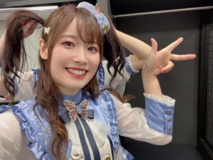 Hina Suguta Instagram - バンドリ10thライブ　DAY2：Morfonica「Reverberation」にご来場いただいた皆様、ライブビューイングでご覧いただいた皆様、心の中で応援してくださった皆様、ありがとうございました。

今回もストーリー仕立てということで、少女とイマジナリーフレンドのお話でした。
題材の主軸としては「胡蝶の夢」です。
少女が過ごしていく中で、生まれた小さな不安から、いつの間にかできた名も知らない友達。
友達と出会い、少女は二人だけで楽しい時間を過ごしていくが、少女はふと気づく。
「あなたは誰？」
少女にできた友達はイマジナリーフレンドだったのです。
少女は戸惑いながらも友達と決別することを決意し、戦い、また一つ強くなって前に歩き出すのでした。

ここから読む前に！
かなりのネタバレです！！
自分で見たものの解釈を大事にしたい方は写真だけ見て帰ってください✨

それではレッツゴー！

実は、最初持ってこられた話はもっと柔らかい話でしたが、アニメ「Morfonication」をみて、初めてましろの見ていた景色を知って「胡蝶の夢」という題材は変えずに、このストーリーを提案させていただきました。
お話を考える中で、いかに皆さんが世界観に引き込まれ続けられるか、没頭できるかがモニカの課題だったので、曲と曲の合間や、ストーリー展開の繋ぎなどにもいつも以上にこだわり、作り上げられたライブでした。

また、今回初めてステージに２階ができました！これがモニカとって表現の幅がとっても広がる神のような手助けをしてくれました。
「Secret Dawn」で、いつもは透子と七深が一緒に弾きますが、ストーリー重視で少女（ましろ）とイマジナリーフレンド（七深）の二人の世界を表現してもらいました。ステージの１階に二人だけにして、二人の世界を現したかったのです。
そして「unravel」の「あなたは誰」。この一言は絶対に入れてほしい！この一言でお客さんが息を飲んで鳥肌を立ててほしいと熱弁して叶いました。ありがとうございます。
そこから続く怒涛の５曲。皆さんは体力持ちましたか？
こだわりポイントはたくさんあるのですが、その中でいくつかだけ。
「Never ever land」の最後。いつもはましろもカッコよく両手を広げ、前に４人出てますが、今回は４人２階へ上がり、少女一人だけステージに残り頭を抱える演出に変えました。そして真実に気づくのです。「知ってしまったんだ全て…」fly with the nightが違う曲に聞こえました。少女が現実と夢の間で揺れているのがひしひしと感じられるのがすごく好きです。
そこから始まる決別。「Flame of hope」では、ルイと透子が少女たちに代わり戦いを表現します。そして少女が決意し立ち上がる「Daylight」。最高でした。
最後はエンディングの「The Circle Of Butterflies」。初披露でした。少女の心が晴れて華やかな風が吹くような、まさにエンディング曲にぴったりでした。どの楽器も、歌も激ムズソングですので、ぜひYouTubeで何度も聞いてみてください。

そんな感じで今までたくさん披露してきた曲もありましたが、また違った曲に聞こえた曲もあったのではないでしょうか？
これからもいろんな可能性を引き出していきたいなと思います。

アンコール、めちゃくちゃ楽しかったです！特に「寄る辺の Sunny,Sunny」では初の動画撮影OK！ ２人組で会場を歩き回りましたが、この組み合わせでかなり悩みました。でも今回は本編に乗っ取り、ましろ七深、透子ルイで回りました！またこんな機会があったら嬉しいな〜！次はmikaさんも飛びます！笑
 すごく今回のライブはたくさん悩んでたくさん話し合って形になることができました。私たちに最後まで付き合ってくれたスタッフの皆さんには感謝です。そして何より、私のいろんな注文に答えるだけでなくそれ以上に最高の演技をしてくれたメンバーには感謝の気持ちでいっぱいです。 これからもいっぱい課題はあるけれど、一緒に考えてもっとMorfonicaを好きになってもらえるように頑張りたいです。
私もギターの練習はもちろん！透子ちゃんの解像度ももっと上げて、皆さんに透子ちゃんをお届けします！

また10人でお会いしましょう！