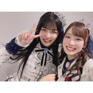 Hina Suguta Instagram - バンドリ11thライブ　DAY2 : Roselia×Morfonica「星空の夜想曲」にご来場いただいた皆様、配信でご覧いただいた皆様、心の中で応援してくださった皆様、ありがとうございました。
 初めてRoseliaさんとのツーマンライブ！ということで、モニカとしてとっても嬉しかったし、私的にもあの紗夜さんとご一緒できることに気合入りまくりでした。
しかも、蓋を開けてみればRoseliaさんとモニカが交互に演奏していったり、コラボ曲も多かったりと今までのツーマンライブとは全く違った演出となっていて、衝撃を受けました。
まさに２バンドで作り上げていくライブになるとわかってセトリ決めもいつも以上に白熱しました。

すでにやらないといけない新曲はコラボを含めて５曲。さらに新曲をやるのは厳しいとプロデューサーさんから言われましたが、「入れなきゃダメなんです。Roseliaさんファンの方にもモニカいいなって思ってもらうには、楽しんでもらうには、踏ん張らないといけないんです。」とお願いして叶ったのが「Nameless Story」です。

でも自分からお願いしておいてなんだけど、めっちゃ難しくてとにかく難しくて苦労しました…。年末年始はギター三昧になりましたが、そのおかげでいいライブができたとは思うので、結果オーライです。
2022年時点で私が弾けていた曲は「誓いのWingbeat」のみ。１カ月で新曲５曲はCantabileを思い出すなぁ。
１月は間違いなくバンドマンだった。週４回レッスンに通う日々。でも仕上がったのはライブ１週間前くらいでした。なんとか仕上がってよかったです。

今回の醍醐味といえば！コラボ！！！
オープニングから「BLACK SHOUT」で紗夜さんとソロを！「THE HISTORIC…」でも紗夜さんとソロコラボからのRoseliaと一緒に弾かせていただきました！
本当に緊張しましたしプレッシャーでした。紗夜さんのオクターブ下のソロを弾かせてもらいましたが、ソロは一音でもリズムがずれたり音がずれると台無しになってしまうので、それを先輩の曲で、しかも紗夜さんと弾くということで心臓バクバクでした。
工藤さんからはパフォーマンスについてすごく勉強になりました。おかげでソロ終わりのピースも生まれました。これからの自分達のライブでも取り入れていきたいことがたくさんありました。やっぱり工藤さんはリアル紗夜さんです。
相羽さんからも動きについてアドバイスをいただき、なんとかRoseliaさんと一体になれたと思います。
本当にありがとうございます。

そしてやっぱモニカなんだよな〜と。
「THE HISTORIC…」を終えたら、おゆちゃんが舞台袖にいて👍としてくれました。あまねちゃんが「Nameless Story」が始まる前にピースをしながら入ってきて固まっていた私からいい感じに力が抜けました。Ayasaさんとmikaさんは裏に戻ると透子ちゃんポーズで迎えてくれました。ちょっと泣きそうになったけど内緒です。

そんなメンバーとできたモニカ待望の新曲「誓いのWingbeat」。MVもあるのでいっぱい見てください。
モニカオリジナル曲で一番難しかった曲です。ジャンプやターンなどDaylight以降できるようになった動きをここぞとばかりに集約して入れたので、そこもポイントです。そんな今のメンバーの成長した姿も見どころですし、歌詞はモニカ人生がぎゅっと詰まった曲です。
MVにはモニカを見守ってくれてる方達もいるライブ映像があるのも好きです。エモいんです。本当にエモいです。そんな曲をついに皆さんに披露できて嬉しかったです。

今回はついに全編声出しもOK。これからもOK。ということでモニカの声出しライブを一緒に作っていってください。よろしくお願いします。
個人的にはMCで皆さんがどう声を出してくれるのか楽しみです。「モルフォニカー！」って呼んでくれるのかな？モニカコールはあるのかな？皆さんの声が大き過ぎてメンバーが戸惑っちゃうくらいを期待しています。

ということでたくさん振り返ってきました。Roseliaさんとツーマンできたのはモニカにとってとても学びも多い時間になりました。そしてモニカでまた一つ大きな山を乗り越えらたのでメンバーの絆もぐっと固くなりました。

次はブシロック、ツアー。あ、近いところで言えば明日！超次元音楽祭ですね。
新たなモニカの歴史を一緒に作っていきましょう！

１０人でお待ちしています。また会う日まで。

#バンドリ11thライブ #星空の夜想曲 #桐ヶ谷透子