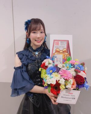 Hina Suguta Instagram - お久しぶりです。直田姫奈です。

取り急ぎ、forteお疲れ様でした！
たくさん素敵なお花ありがとうございます🌸

毎回コンセプトを色々考えてくれて、いつもすごいなぁ…とビックリしています！(ツイートみてなるほど！ってなってます)
黒い薔薇とかあるんだね🥀

テイクアウトいたしました。

本当にどれも素敵で、ライブ前に元気をもらえました！
ありがとう💐💐💐💐💐

ほんと、取り急ぎで申し訳ないですが…まじ取り急ぎです。
また更新……します…………ｸﾞﾊｯ(; ﾟﾟ)