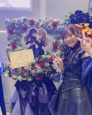 Hina Suguta Instagram - お久しぶりです。直田姫奈です。

取り急ぎ、forteお疲れ様でした！
たくさん素敵なお花ありがとうございます🌸

毎回コンセプトを色々考えてくれて、いつもすごいなぁ…とビックリしています！(ツイートみてなるほど！ってなってます)
黒い薔薇とかあるんだね🥀

テイクアウトいたしました。

本当にどれも素敵で、ライブ前に元気をもらえました！
ありがとう💐💐💐💐💐

ほんと、取り急ぎで申し訳ないですが…まじ取り急ぎです。
また更新……します…………ｸﾞﾊｯ(; ﾟﾟ)