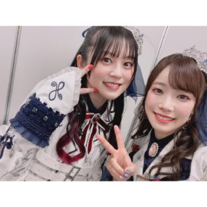 Hina Suguta Instagram - バンドリ11thライブ　DAY2 : Roselia×Morfonica「星空の夜想曲」にご来場いただいた皆様、配信でご覧いただいた皆様、心の中で応援してくださった皆様、ありがとうございました。
 初めてRoseliaさんとのツーマンライブ！ということで、モニカとしてとっても嬉しかったし、私的にもあの紗夜さんとご一緒できることに気合入りまくりでした。
しかも、蓋を開けてみればRoseliaさんとモニカが交互に演奏していったり、コラボ曲も多かったりと今までのツーマンライブとは全く違った演出となっていて、衝撃を受けました。
まさに２バンドで作り上げていくライブになるとわかってセトリ決めもいつも以上に白熱しました。

すでにやらないといけない新曲はコラボを含めて５曲。さらに新曲をやるのは厳しいとプロデューサーさんから言われましたが、「入れなきゃダメなんです。Roseliaさんファンの方にもモニカいいなって思ってもらうには、楽しんでもらうには、踏ん張らないといけないんです。」とお願いして叶ったのが「Nameless Story」です。

でも自分からお願いしておいてなんだけど、めっちゃ難しくてとにかく難しくて苦労しました…。年末年始はギター三昧になりましたが、そのおかげでいいライブができたとは思うので、結果オーライです。
2022年時点で私が弾けていた曲は「誓いのWingbeat」のみ。１カ月で新曲５曲はCantabileを思い出すなぁ。
１月は間違いなくバンドマンだった。週４回レッスンに通う日々。でも仕上がったのはライブ１週間前くらいでした。なんとか仕上がってよかったです。

今回の醍醐味といえば！コラボ！！！
オープニングから「BLACK SHOUT」で紗夜さんとソロを！「THE HISTORIC…」でも紗夜さんとソロコラボからのRoseliaと一緒に弾かせていただきました！
本当に緊張しましたしプレッシャーでした。紗夜さんのオクターブ下のソロを弾かせてもらいましたが、ソロは一音でもリズムがずれたり音がずれると台無しになってしまうので、それを先輩の曲で、しかも紗夜さんと弾くということで心臓バクバクでした。
工藤さんからはパフォーマンスについてすごく勉強になりました。おかげでソロ終わりのピースも生まれました。これからの自分達のライブでも取り入れていきたいことがたくさんありました。やっぱり工藤さんはリアル紗夜さんです。
相羽さんからも動きについてアドバイスをいただき、なんとかRoseliaさんと一体になれたと思います。
本当にありがとうございます。

そしてやっぱモニカなんだよな〜と。
「THE HISTORIC…」を終えたら、おゆちゃんが舞台袖にいて👍としてくれました。あまねちゃんが「Nameless Story」が始まる前にピースをしながら入ってきて固まっていた私からいい感じに力が抜けました。Ayasaさんとmikaさんは裏に戻ると透子ちゃんポーズで迎えてくれました。ちょっと泣きそうになったけど内緒です。

そんなメンバーとできたモニカ待望の新曲「誓いのWingbeat」。MVもあるのでいっぱい見てください。
モニカオリジナル曲で一番難しかった曲です。ジャンプやターンなどDaylight以降できるようになった動きをここぞとばかりに集約して入れたので、そこもポイントです。そんな今のメンバーの成長した姿も見どころですし、歌詞はモニカ人生がぎゅっと詰まった曲です。
MVにはモニカを見守ってくれてる方達もいるライブ映像があるのも好きです。エモいんです。本当にエモいです。そんな曲をついに皆さんに披露できて嬉しかったです。

今回はついに全編声出しもOK。これからもOK。ということでモニカの声出しライブを一緒に作っていってください。よろしくお願いします。
個人的にはMCで皆さんがどう声を出してくれるのか楽しみです。「モルフォニカー！」って呼んでくれるのかな？モニカコールはあるのかな？皆さんの声が大き過ぎてメンバーが戸惑っちゃうくらいを期待しています。

ということでたくさん振り返ってきました。Roseliaさんとツーマンできたのはモニカにとってとても学びも多い時間になりました。そしてモニカでまた一つ大きな山を乗り越えらたのでメンバーの絆もぐっと固くなりました。

次はブシロック、ツアー。あ、近いところで言えば明日！超次元音楽祭ですね。
新たなモニカの歴史を一緒に作っていきましょう！

１０人でお待ちしています。また会う日まで。

#バンドリ11thライブ #星空の夜想曲 #桐ヶ谷透子