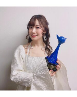 Hina Suguta Instagram - 第十七回声優アワードにて、
新人声優賞をいただきました。

発表されてから、たくさんの方々からお祝いの言葉が届きました。
どれも暖かく、こんなにもたくさんの方に祝っていただけるなんて幸せ者です。
みなさんの声をエネルギーに変えて、作品を通してお返ししていきたいと思います。

声優を目指して4年、デビューして5年、常にいろんな選択に迫られる日々でしたが、本当に諦めなくてよかったと心から思います。
だからこそ感謝の気持ちでいっぱいです。

私を一から芝居とはどういうものか教えてくださった先生、私の力を最大限に引き出してくれる共演者の皆様、スタッフの皆様、ずっと見守ってくれた家族、応援してくださるファンの皆様。
そして、私と出会ってくれたキャラクターたち。
ハルカは私の人生を変えてくれました。
透子ちゃんはいつも新しい景色を見せてくれます。
海夢ちゃんは私に夢を与えてくれたし、声優として成長させてくれました。
他にも私に出会ってくれたキャラクターたち一人ひとりは、いつも私を導いてくれます。

すべての皆様のおかげで私は声優という仕事ができます。

感謝してもしきれません。

本当にありがとうございます。

この気持ちを忘れず、キャラクターをキャラクターらしく輝かせられる声優になれるように頑張ります！

これからもよろしくお願いします！

本当にありがとうございます✨✨

#声優アワード